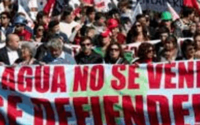 Les Boliviens mettent fin à la privatisation de l’eau détenue par des étrangers à Cochabamba. « Guerre de l’eau », 2000