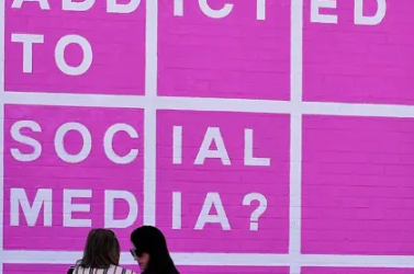 La réalité actuelle révèle une société mondiale en repli et en fuite, hypnotisée par un système violent et inhumain